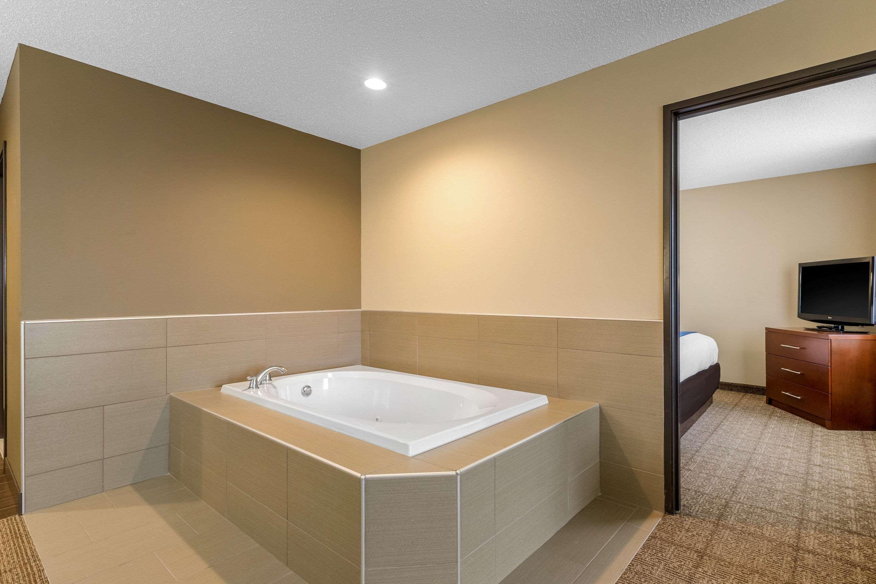 Comfort Suites Cedar Falls Exterior photo