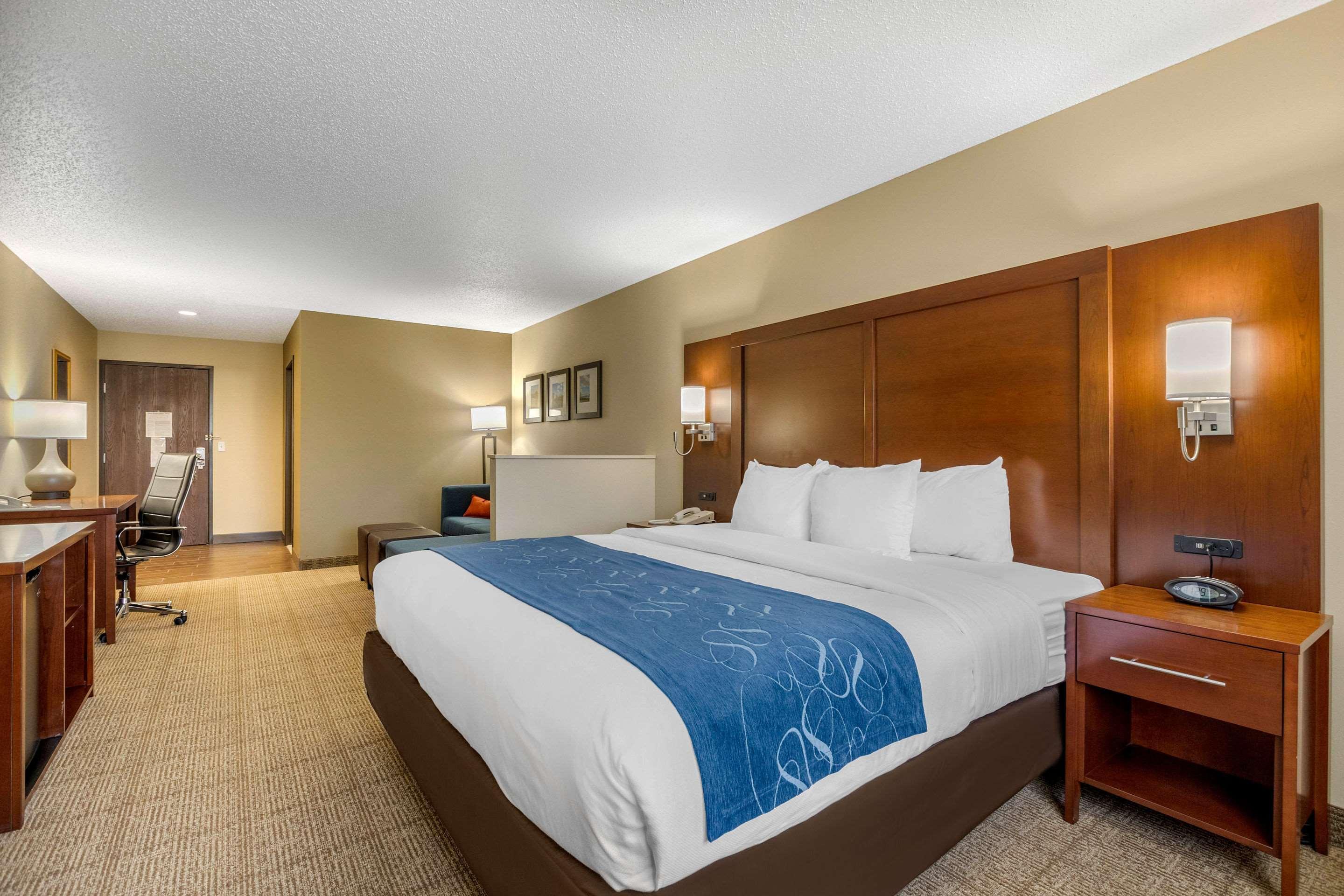 Comfort Suites Cedar Falls Exterior photo